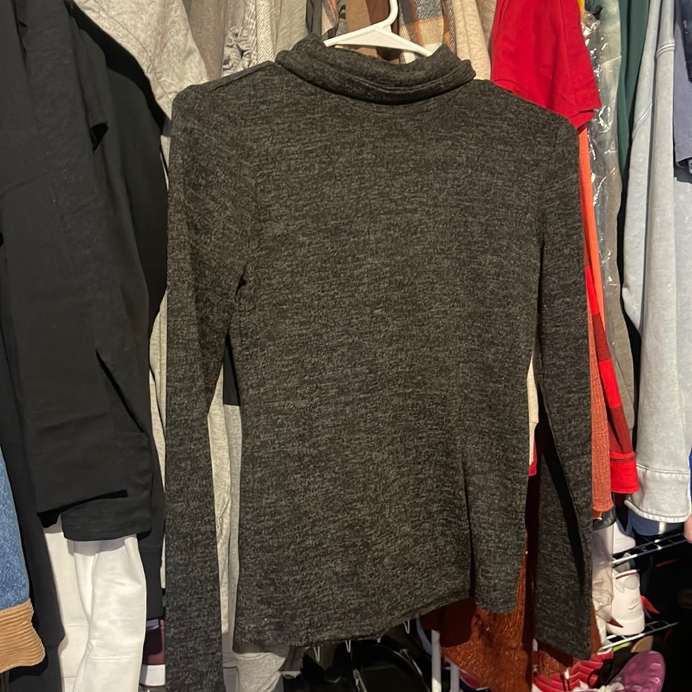 LONG SLEEVE CHARCOAL TURTLE NECK
